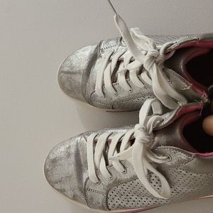 BIG GIRL'S YOUTH SIZE 6 SILVER HIGH TOP SNEAKERS USED ZIP